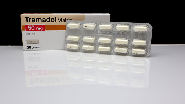 Comprim&eacute;s et boite de Tramadol laboratoire Viatris