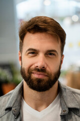 Obraz premium Front view portrait of adult man looking at the camera