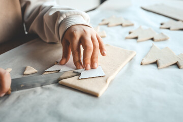 Child making pizza in the shape of a Christmas tree, activity idea