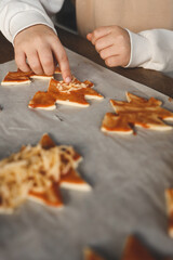 Child making pizza in the shape of a Christmas tree, activity idea