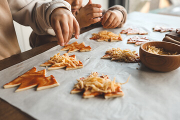 Child making pizza in the shape of a Christmas tree, activity idea