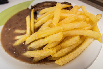 PRATO - CASEIRO ARROZ COM FEIJÃO CARNE DE BOI E BATATA FRITA