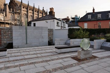 Dublino – Scorcio del Garda Siochana nel Dubh Linn Garden