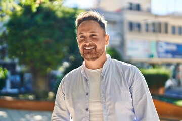 Obraz premium Young caucasian man smiling confident looking to the side at park
