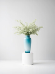 elegante e moderno vaso in vetro colorato con semplici fiori su colonna bianca, sfondo parete bianca - obrazy, fototapety, plakaty