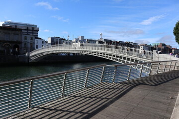 Dublino - Ponte pedonale ottocentesco Ha'penny Bridge da Liffey Boardwalk
