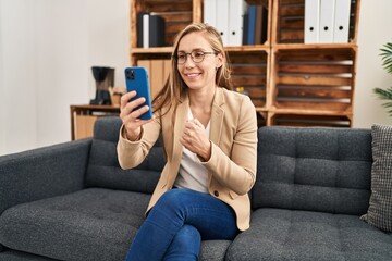Obraz premium Young blonde woman psychologist having online mental consultation at psychology clinic