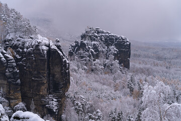 Die Breite Kluft-Aussicht (von Rauschenstein, linkselbisch Zschirnstein, Zirkelstein bis zur Kaiserkrone) der Schrammsteine (Nationalpark Sächsische Schweiz) ist im Winter ein besonderes Bergerlebnis.