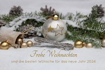 Weihnachtskarte: Weihnachtsgrüße mit Weihnachtsschmuck im Schnee . Frohe Weihnachten und die...