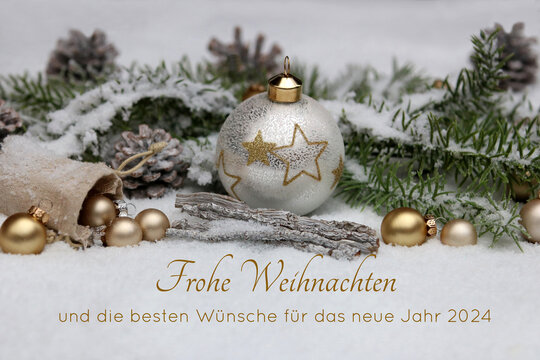 Weihnachtskarte: Weihnachtsgrüße mit Weihnachtsschmuck im Schnee . Frohe Weihnachten und die besten Wünsche für das neue Jahr 2024.