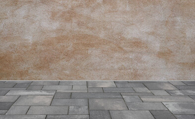 Gartenterrasse mit Hausmauer