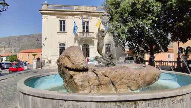 Maratea - Fontana della Sirena nella piazza antistante il Municipio