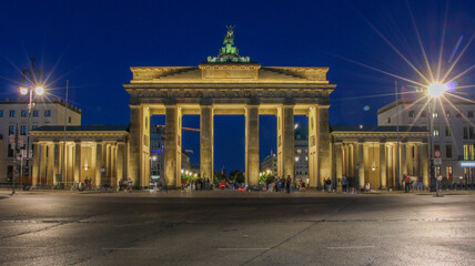 Fototapeta premium Brandenburger Tor in Berlin bei Nacht