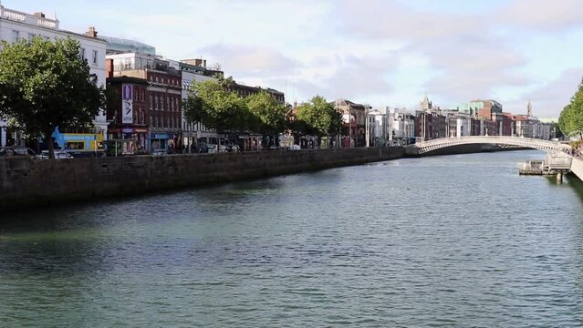 Dublino - Panoramica del lungofiume di Aston Quay da O'Connell Bridge