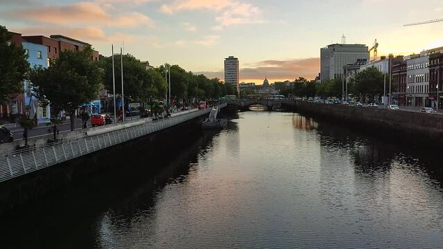 Dublino - Panoramica del lungofiume Liffey da Ha'penny Bridge all'alba