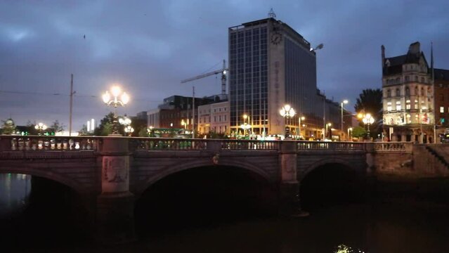 Dublino &ndash; Panoramica del Samuel Beckett Bridge da Bachelors Walk prima dell'alba