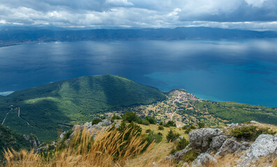 Widok na jezioro Ohrydzkie z góry 