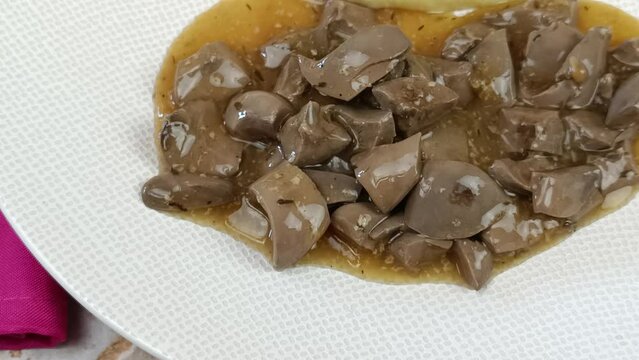 rognons de porc cuisin&eacute;s, en gros plan, accompagn&eacute; de pur&eacute;e
