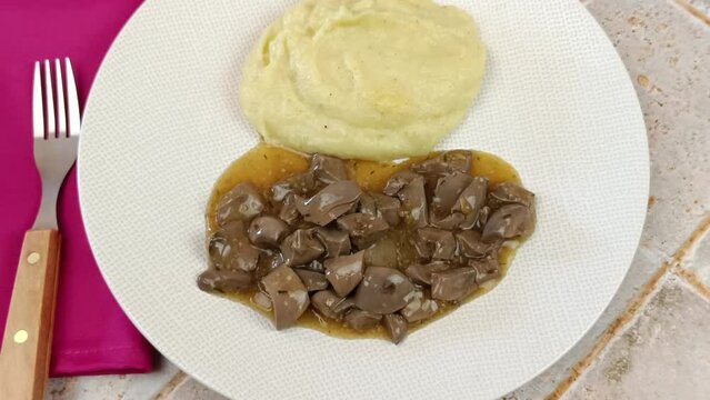 rognons de porc cuisin&eacute;s, en gros plan, accompagn&eacute; de pur&eacute;e