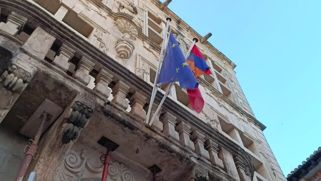 drapeau fran&ccedil;ais et drapeau europ&eacute;en sur la fa&ccedil;ade de la mairie de Tarascon
