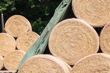 Strohballen gestappelt auf der Lagerfläche