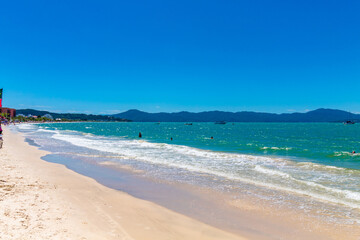 Fototapeta na wymiar mar azul da Praia de Jurere Nacional Internacional Florianopolis Brasil 