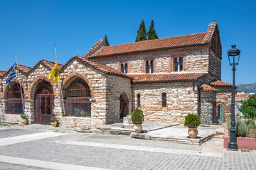 Fototapeta na wymiar Typical Street and building at town of Arta, Greece