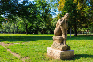 Obraz premium Ancient sculptures in the architecture of the city. Historical and cultural heritage. Background.