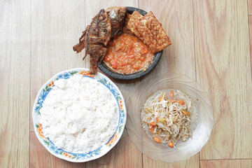 fried fish and fried tempeh