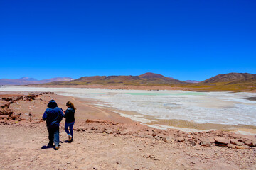 Fototapeta premium Piedras Rojas também conhecida como Salar de Aguas Calientes ou Salar de Talar, Piedras Rojas é uma lagoa como poucas no mundo a 4.200 metros sobre o nível do mar.