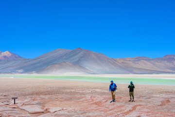 Piedras Rojas também conhecida como Salar de Aguas Calientes ou Salar de Talar, Piedras Rojas é uma lagoa como poucas no mundo a 4.200 metros sobre o nível do mar.