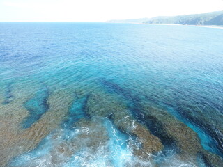 高台から見おろす沖縄の海