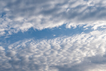 Ciel sombre juste avant le coucher du soleil, avec nuages moutonneux.