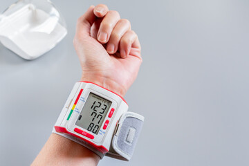 Tensiomètre de poignet. Automesure indiquant une tension artérielle normale de 12.7