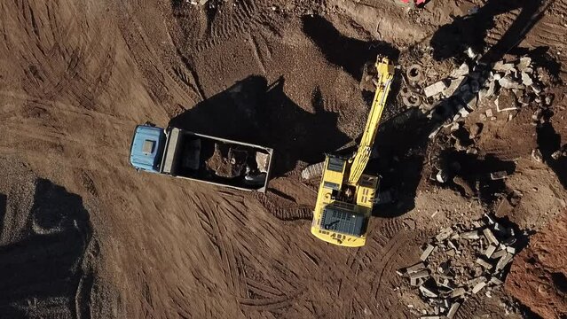 excavator loads a large amount of earth