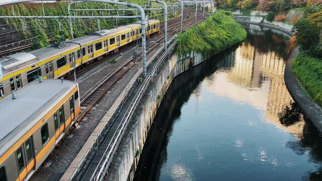 御茶ノ水駅周辺の神田川沿を並走する中央線と総武線 　すれ違う中央線 (5倍速)