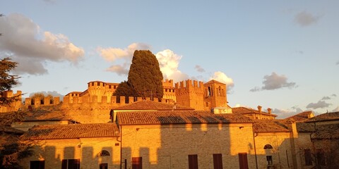 Fototapeta premium Borgo e castello medievale di Gradara. Provincia di Pesaro Urbino. Marche, Italia