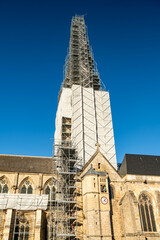 Restauration du clocher d'une &eacute;glise. Echafaudage imposant. Coll&eacute;giale d'Auffay (76)