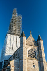 Restauration du clocher d'une église. Echafaudage imposant. Collégiale d'Auffay (76)