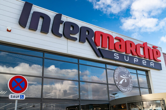Supermarch&eacute;  Intermarch&eacute;. Facade principale avec enseigne