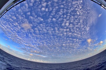 Fisheye Aufnahme von Himmel über Meer