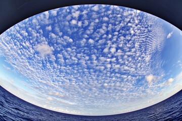 Fisheye Aufnahme von Himmel über Meer