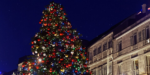 古い欧州の建物と都会的な巨大なクリスマスのイルミネーションの風景写真　AI生成画像