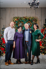 Naklejka premium Photo of full family four members christmas gathering senior
