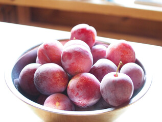 ボウルに山盛り収穫した美味しそうなプラム