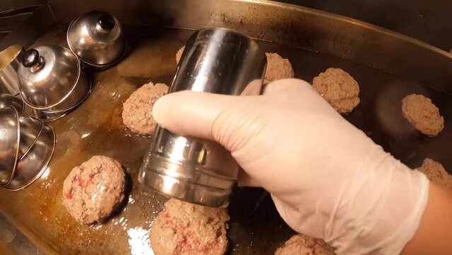 고기를 칼로 잘게 다진 후 동그랗게 빚어 겉바속촉의 맛있는 햄버그 스테이크로 굽는 모습