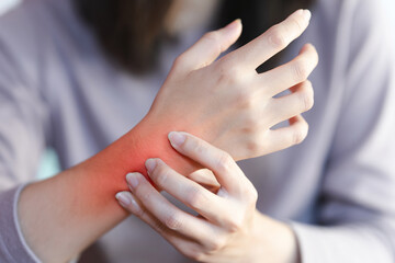 Women's wrist pain from using the hands to work repetitively for a long time or from general diseases of the body such as diabetes, thyroid gland, tumors around the wrist.