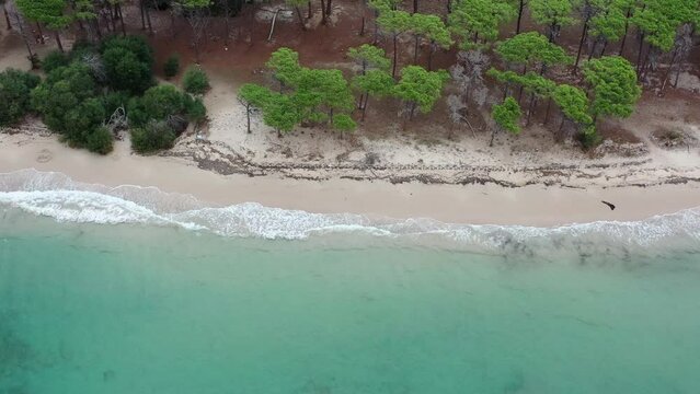 survol des plages de capo caccia au nord de la Sardaigne en Italie vers Alghero