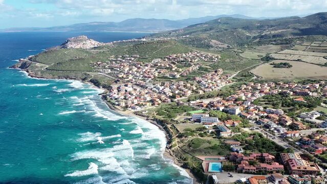 survol des plages au nord de la Sardaigne en Italie vers Castelsardo