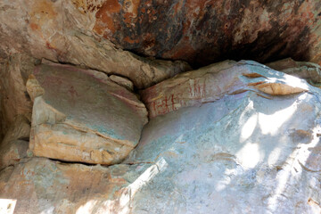 Khao Chan Ngam colored paintings Prehistoric paintings, 3000-4000 years B.E.